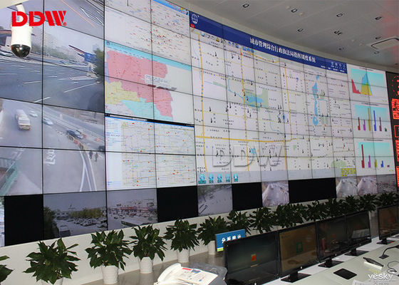 Tường video cong 55 inch Tốc độ làm mới liền mạch 60Hz AC 220v-250v Độ sáng cao